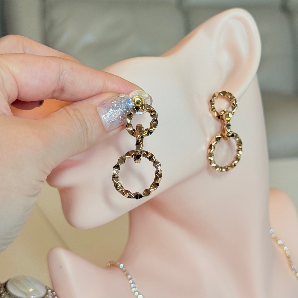 ⚜️ Trendy Gold Textured Earrings - Picture 4 of 5